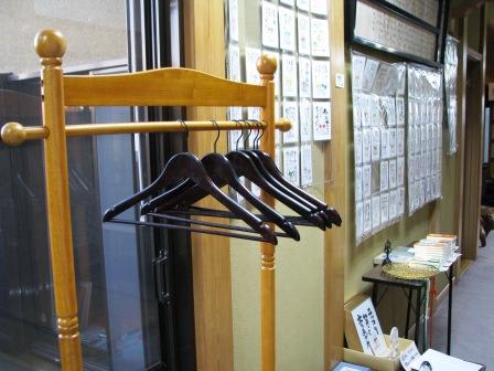 コートを脱いで・・・：画像