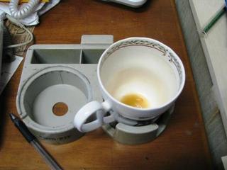 カラのカップを大切に運んだ人：画像